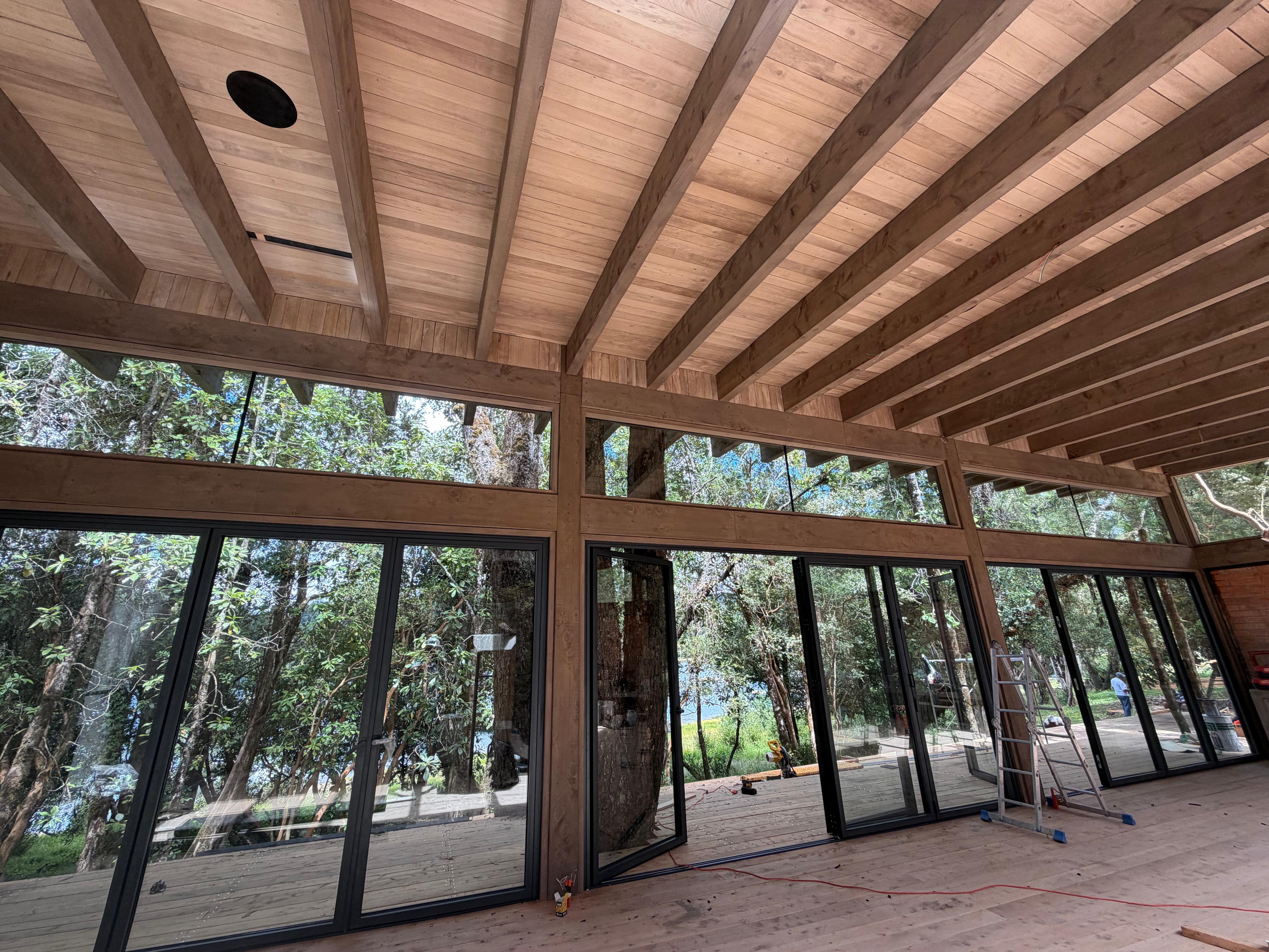 Estructura de vigas a la vista en madera nativa para living comedor