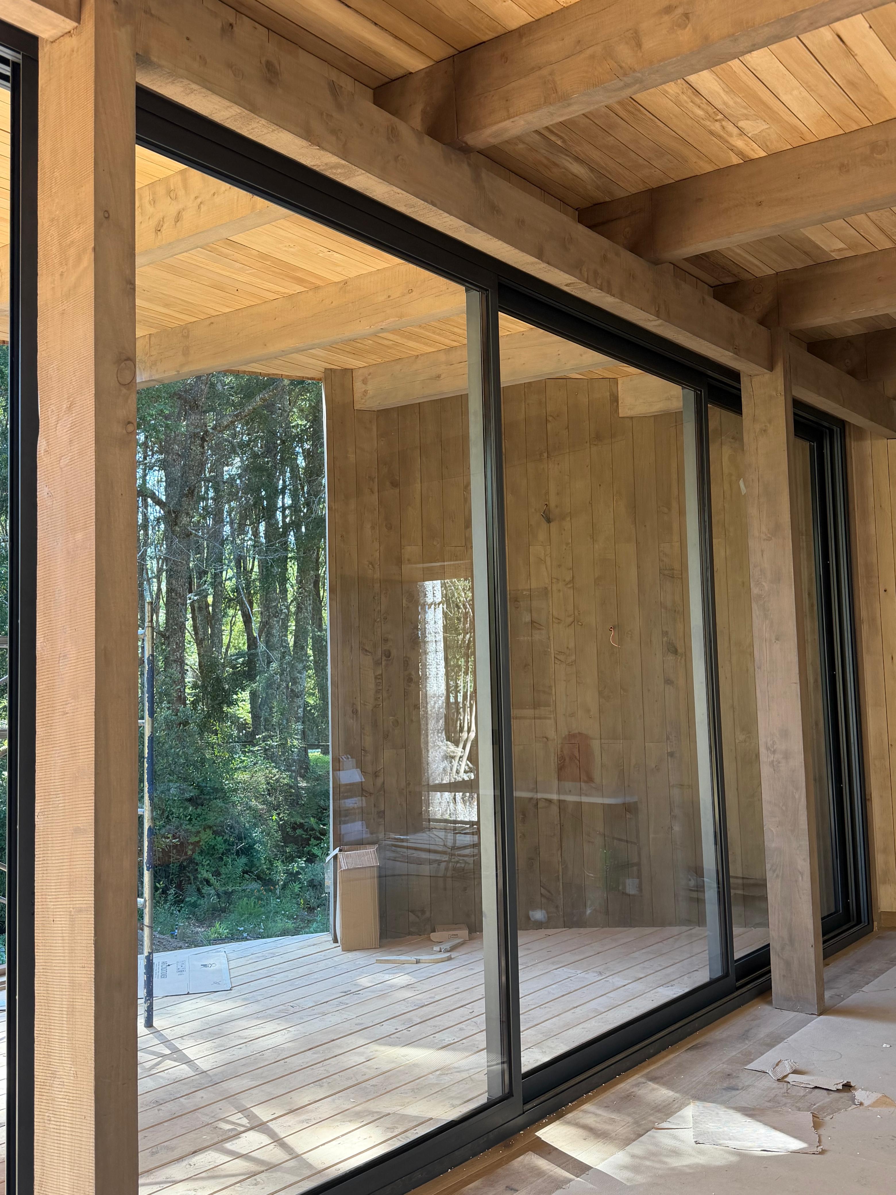 Muro de vivienda con paneles de aislación térmica de poliestireno instalados