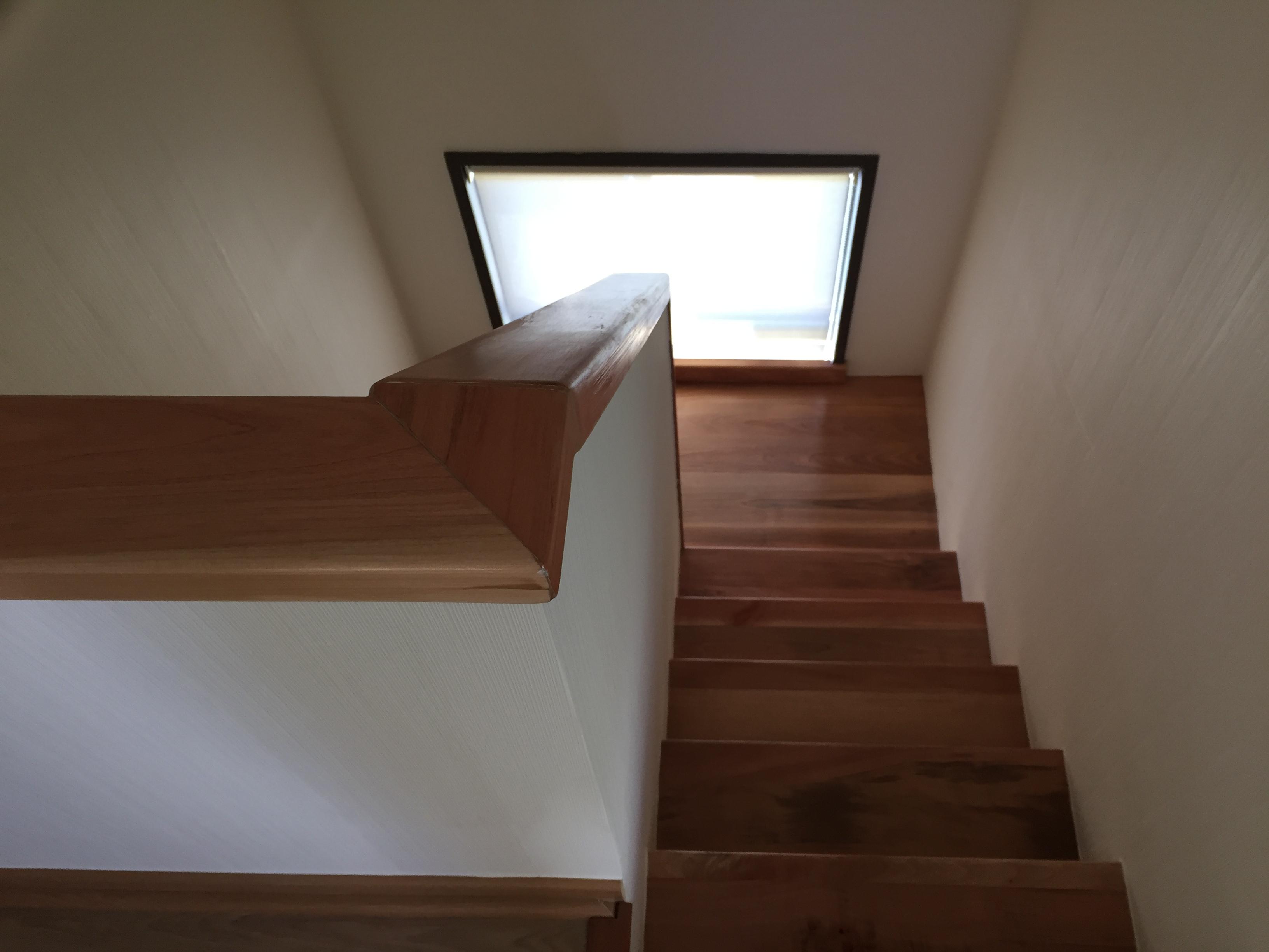 Escalera metálica industrial con peldaños de rejilla antideslizante y barandas amarillas