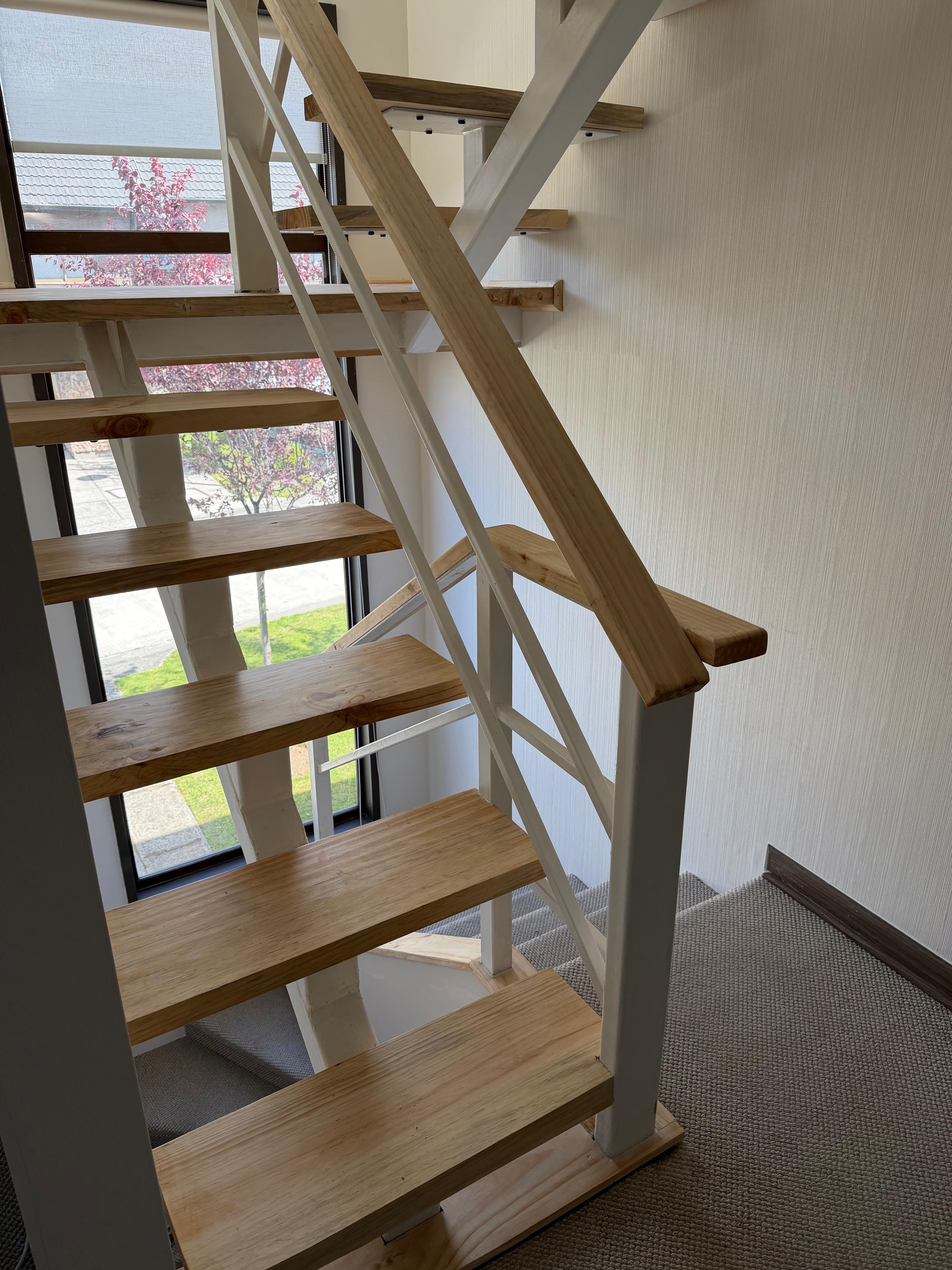 Escalera de diseño contemporáneo fabricada por Constructora Tercon