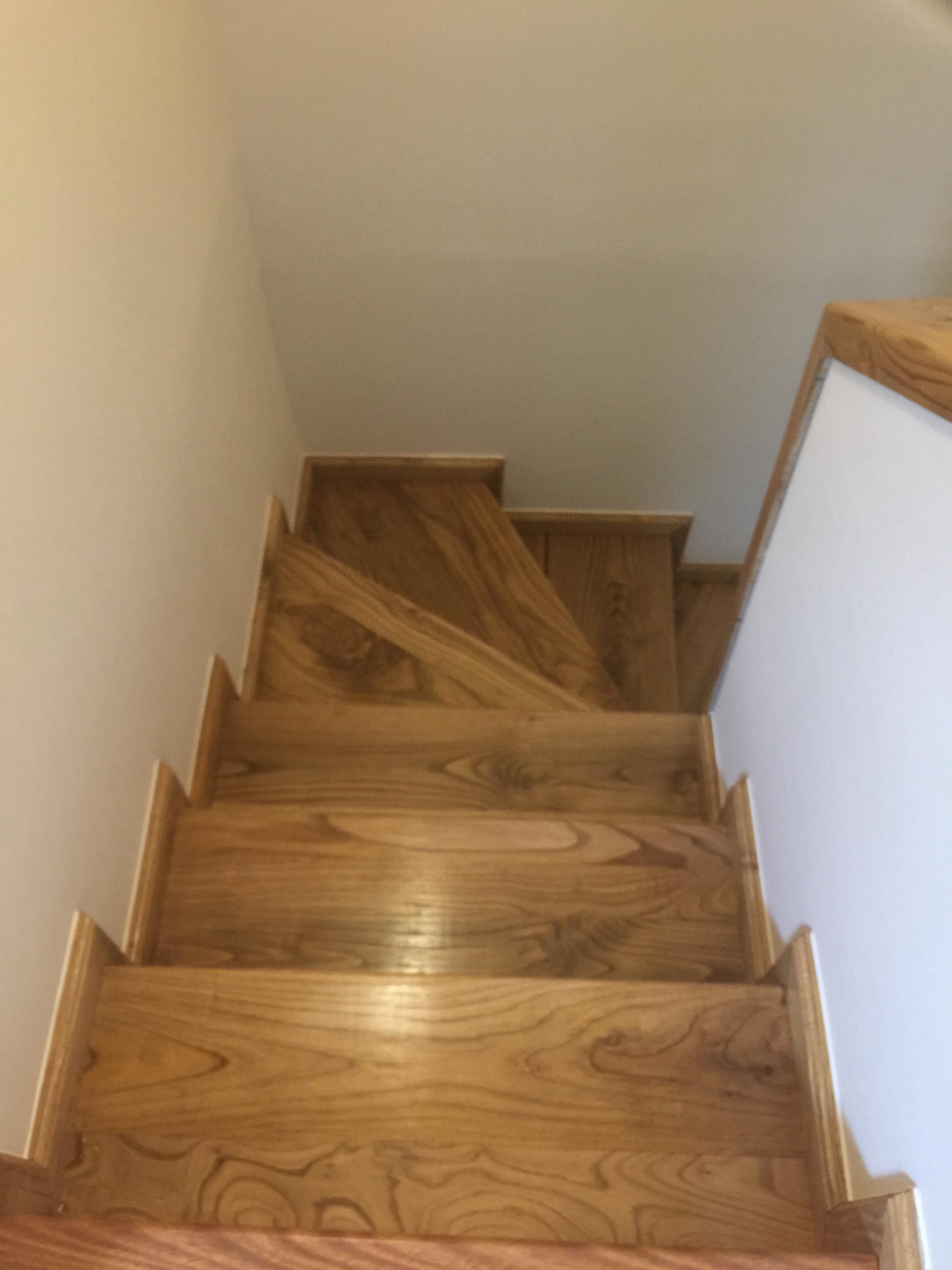 Escalera de diseño con viga central de acero y peldaños de madera flotantes