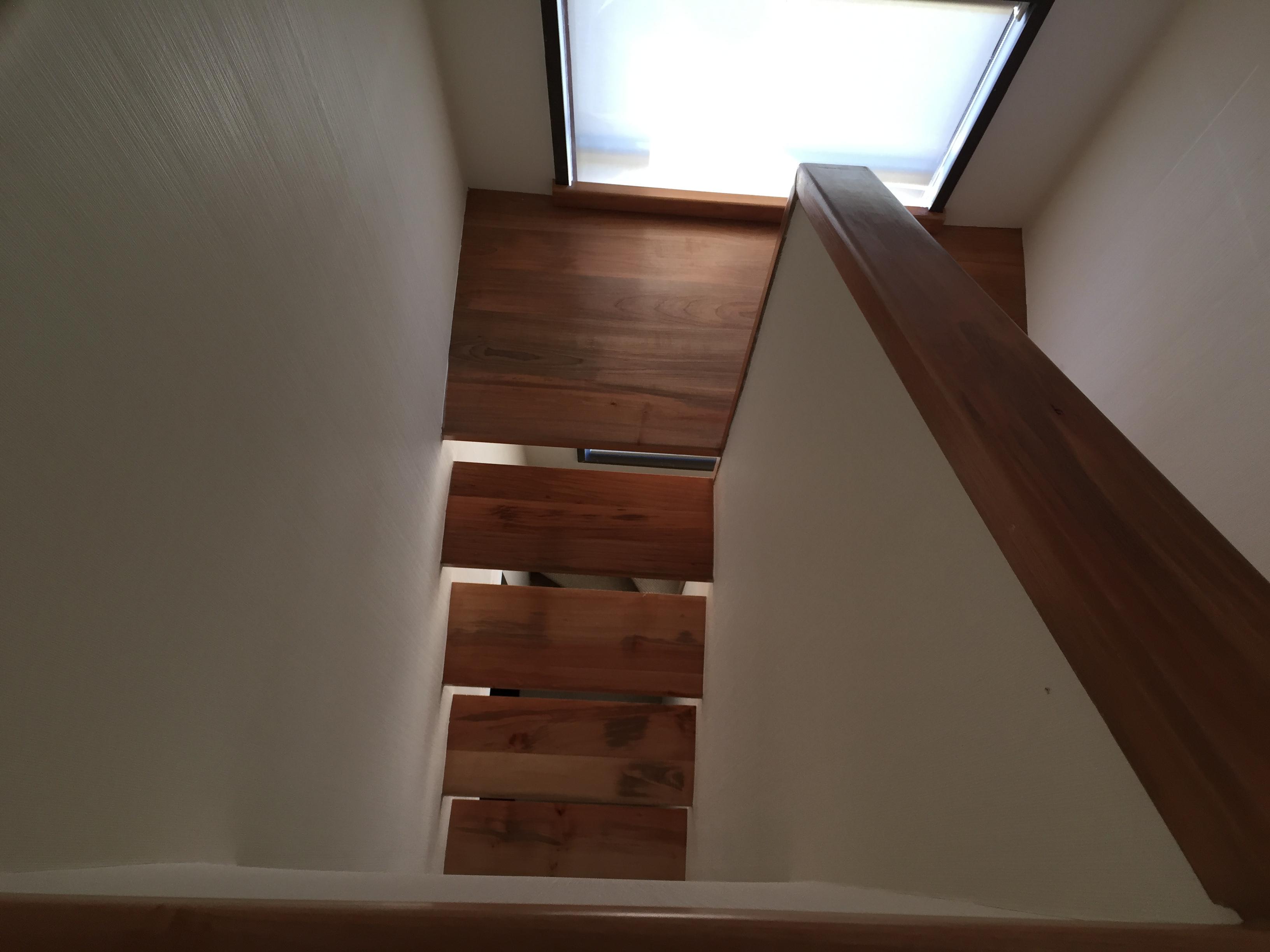 Detalle de la unión de un peldaño de madera a la viga central de acero de una escalera