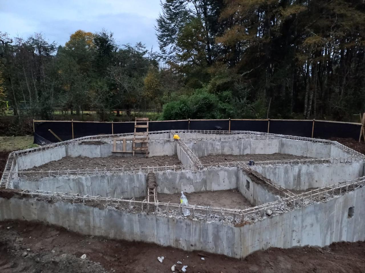Avance de obra gruesa en construcción de gimnasio circular en Villarrica