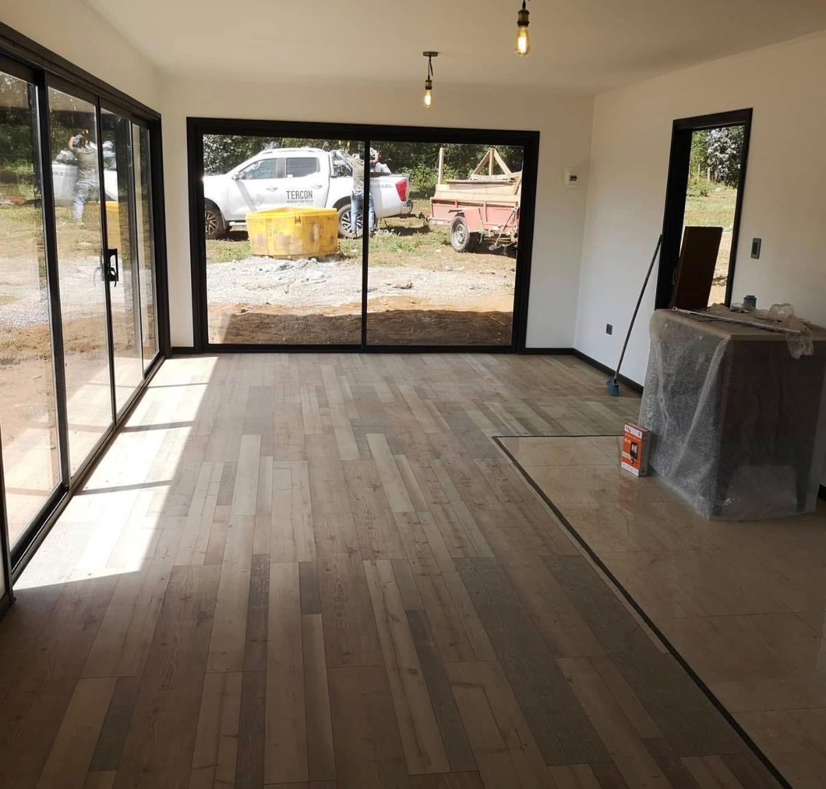 Interior de vivienda con iluminación LED y cielos de madera