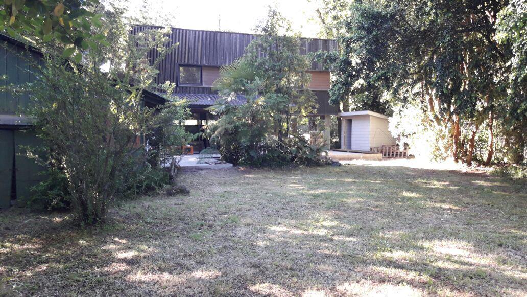 Detalle de escaleras de madera con barniz marino de alta resistencia