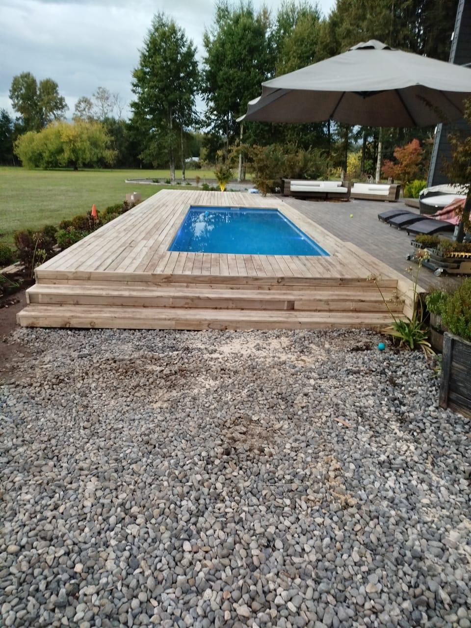 Obra civil de piscina integrada al paisaje natural de la zona lacustre